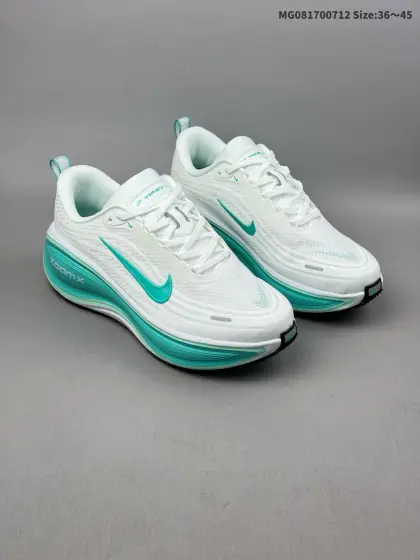 ) 【新品🔥公司级】耐克Nike Vomero Plus 反转Swoosh|跑鞋圈新王!厚底增高运动跑步鞋 时尚老爹鞋 这双Vomero Plus真的太绝了!反转Swoosh设计超有个性,缓震像踩云一样舒服,性价比吊打HOKA,跑渣必备啊!该鞋款采用创新设计,致敬Nike Run Club标志,并拥有升级的缓震科技,如ZoomX全大底和加厚后跟.中性色美学和3M反光条设计使其适合夜跑.此外,鞋垫内藏马拉松赛道图,鞋舌透气孔排成NRC字样,是耐克首次在跑鞋上使用反向Swoosh.市场预期该鞋款将成为年度断货王,与HOKA等品牌竞争. 货号:HV8154 101 ID:MG081700712